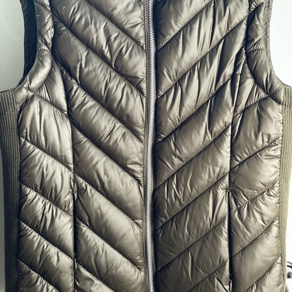 Green vest with Rhinestone Heart on back - Picture 3 of 7